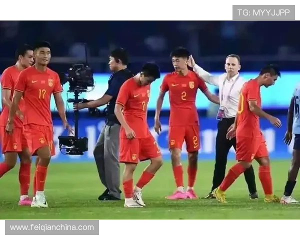 中国足球队备战亚洲杯，主教练强调团队合作与战术执行力